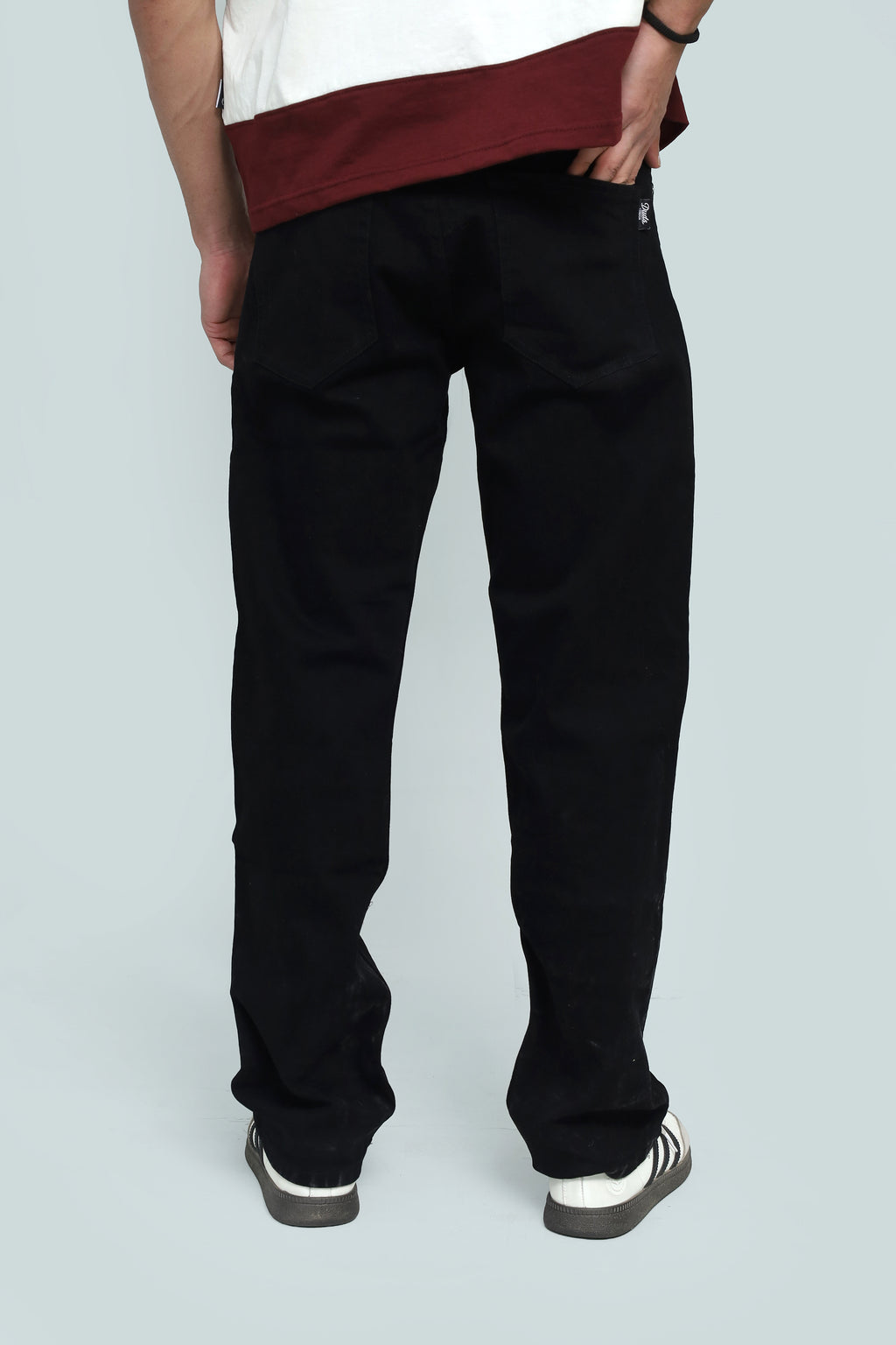 NOIR STRAIGHT FIT JEANS